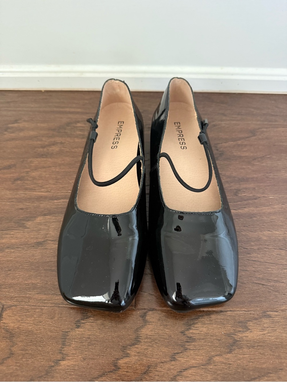 Empress shoes are black patent leather Mary Jane flats Sz 8